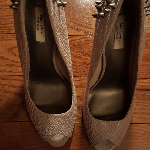 Vera WANG studded heels. - Picture 6 of 9